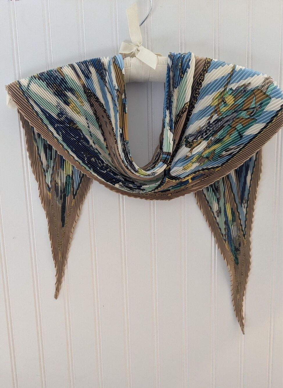 Authentic Silk Hermes Pleated Plisse CHOCS EN PLUMES Champage, Blue Green - Picture 8 of 12